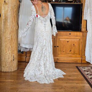 NWT Wilderly Bride by Allure Gabrielle Lace Wedding Dress bell sleeves size 16
